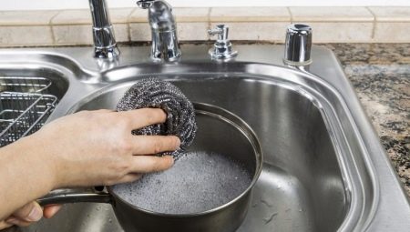 Металлическая губка для мытья посуды: плюсы и минусы, применение