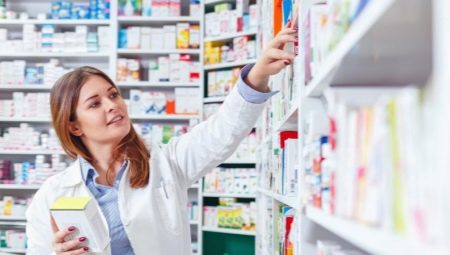Who is a pharmacist and what does he do?