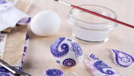 Как красить яйца с помощью салфеток?