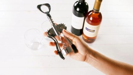 Как открыть вино штопором?