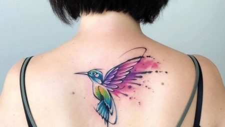 Эротичная девушка с татуировкой на спине