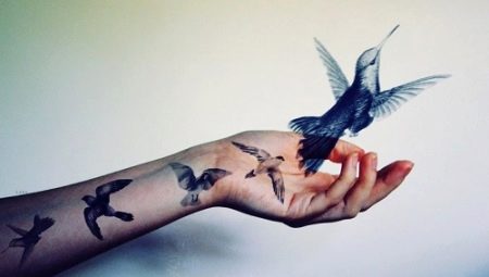 Тату в виде птиц на руке