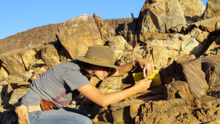 Who is a geologist and what does he do?