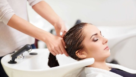 Мытье головы в парикмахерской
