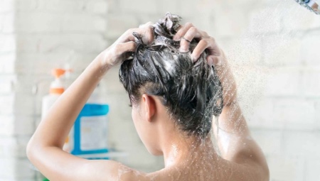 Как правильно мыть голову шампунем?