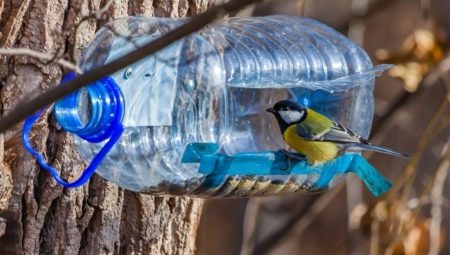Как сделать кормушку для птиц из пластиковой бутылки объемом 5 литров?