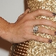 На каком пальце носят помолвочное кольцо?