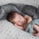 Новорожденный ребенок и кошка в квартире