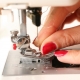Как правильно заправить нить в швейную машину?