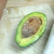 Как хранить авокадо после разрезания?