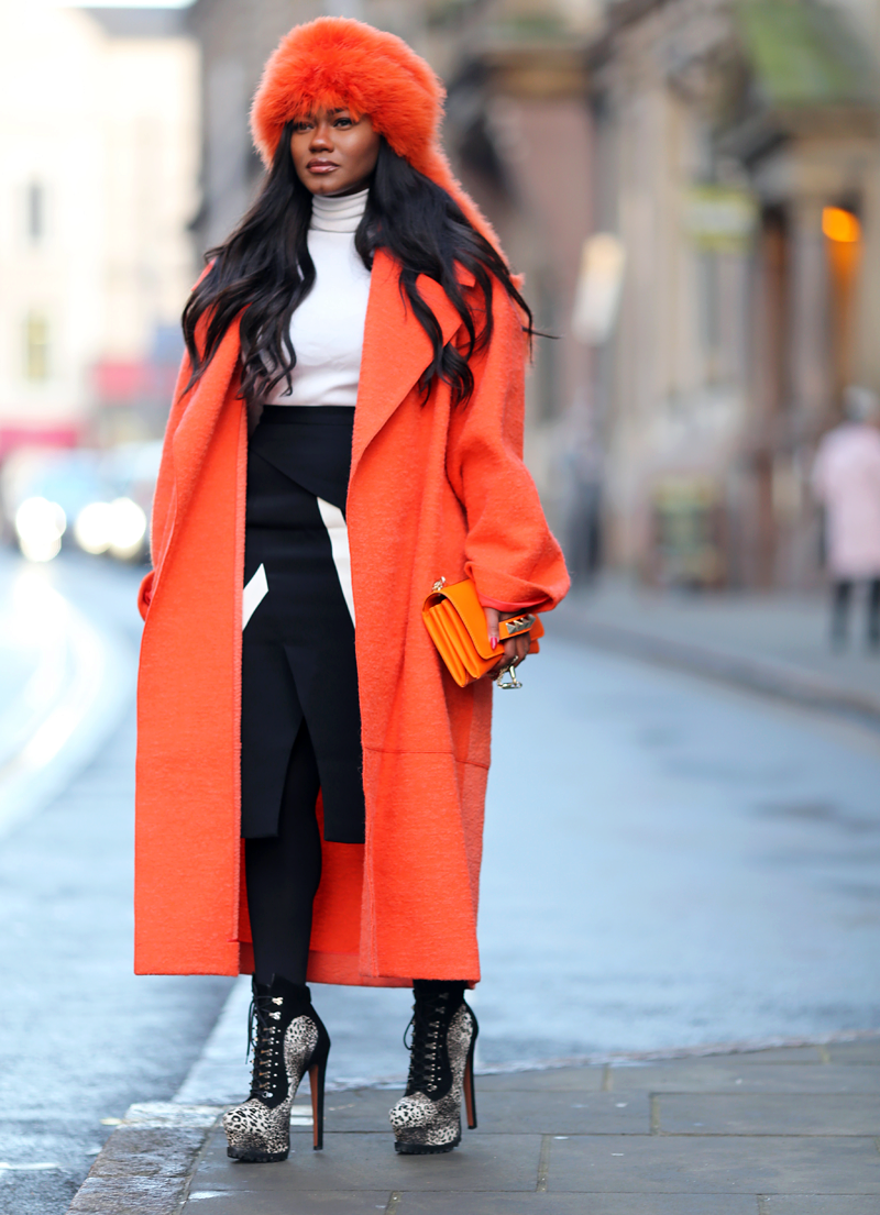 Ярко оранжевое пальто