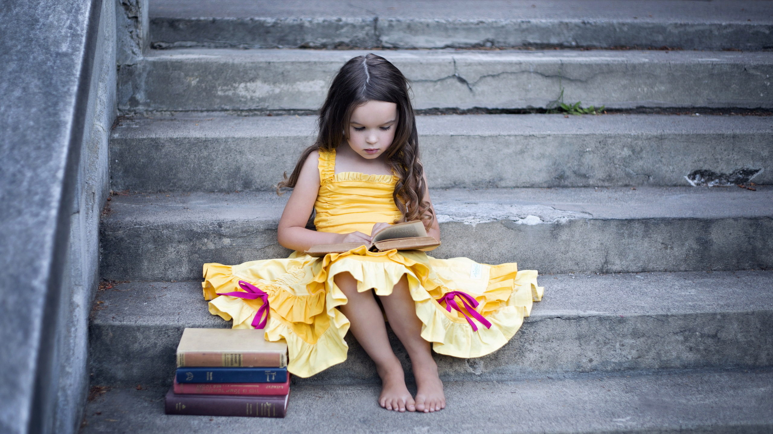 Little girls models tabu. Девочка на ступеньках. Девочка в платье сидит. Девочка сидит на ступенях. Платье для девочки.