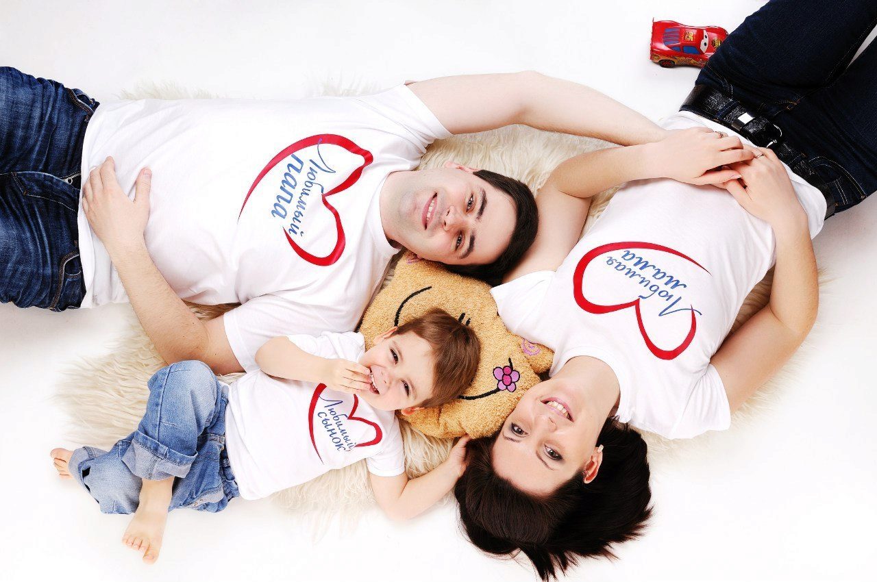 Семейная фотосессия в футболках для беременных