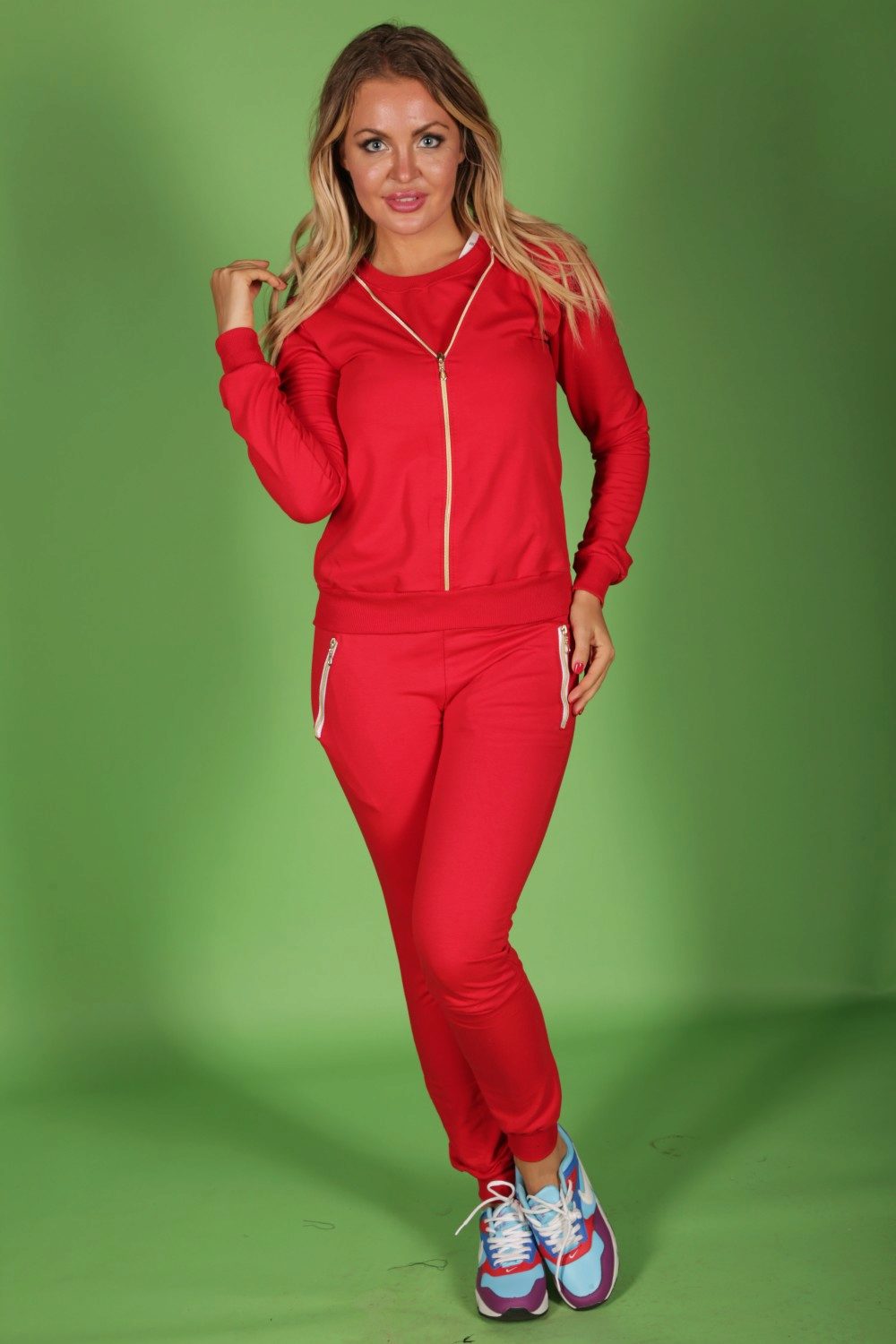 Девушка в красном спортивном костюме