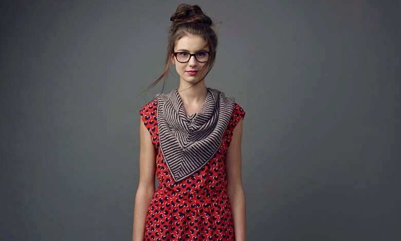 Украсить летнее платье шарфом. Платье с шарфиком из той же ткани. Платье с рукавом в шарф. На красное платье шарфик.