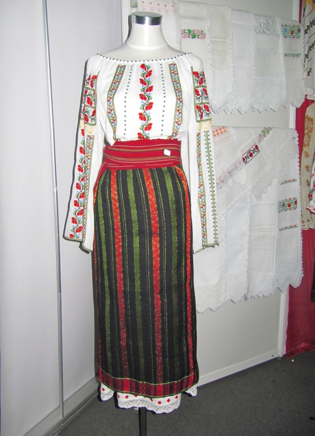 Народный женский молдавский костюм