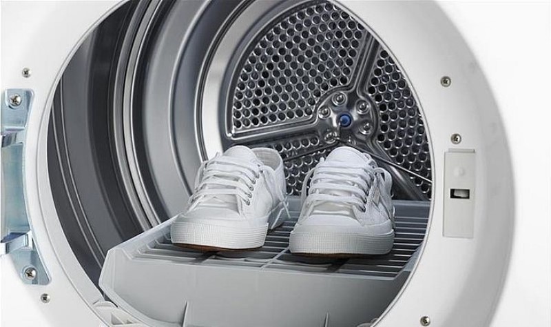 На каком режиме стирать кроссовки electrolux. Стиральная машина для обуви. Стиральная машина для кроссовок. Кроссовки в стиральной машине. Полка для стирки обуви в стиральной машине.