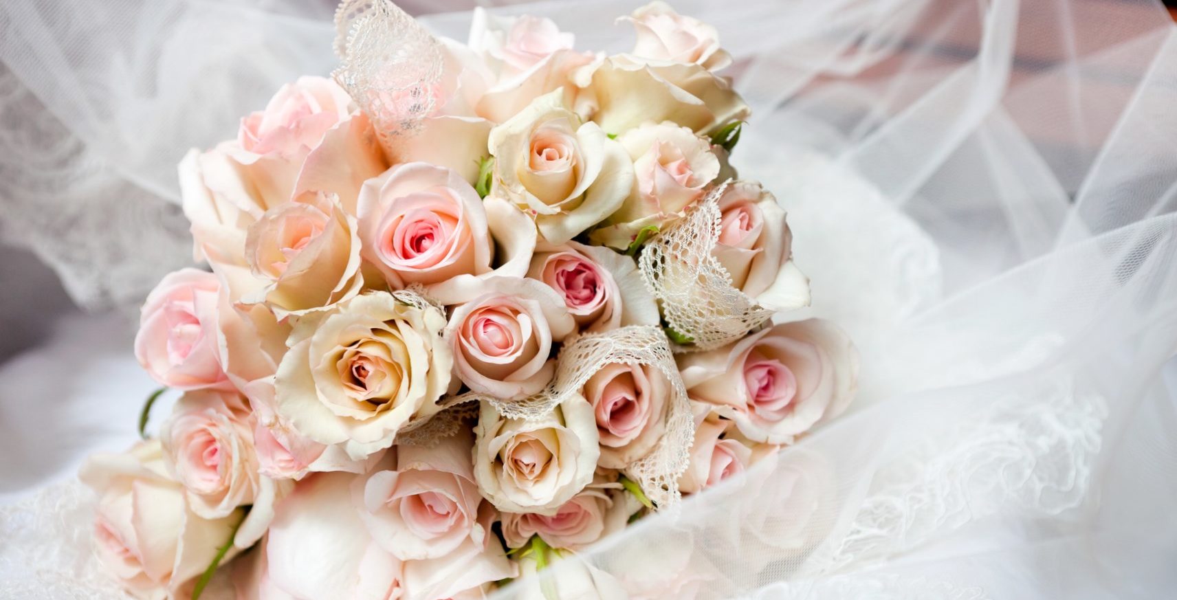 какие цветы дарят на свадьбу молодым гости