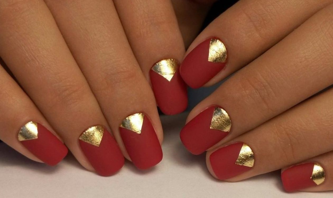 Дизайн ногтей красный с золотом. Ногти золото с красным. Маникюр красный с золотом. Шеллак на короткие ногти красный с золотом.