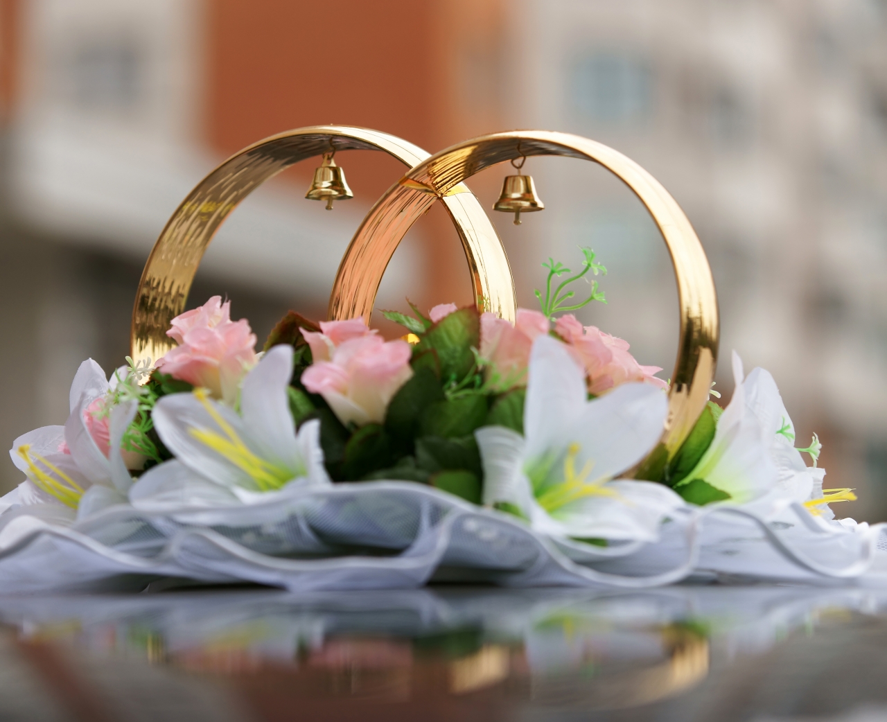 Какого числа годовщина. Свадебные кольца. Свадебные кольца в цветах. Необычные Свадебные кольца. Свадебные цветы с кольцами.
