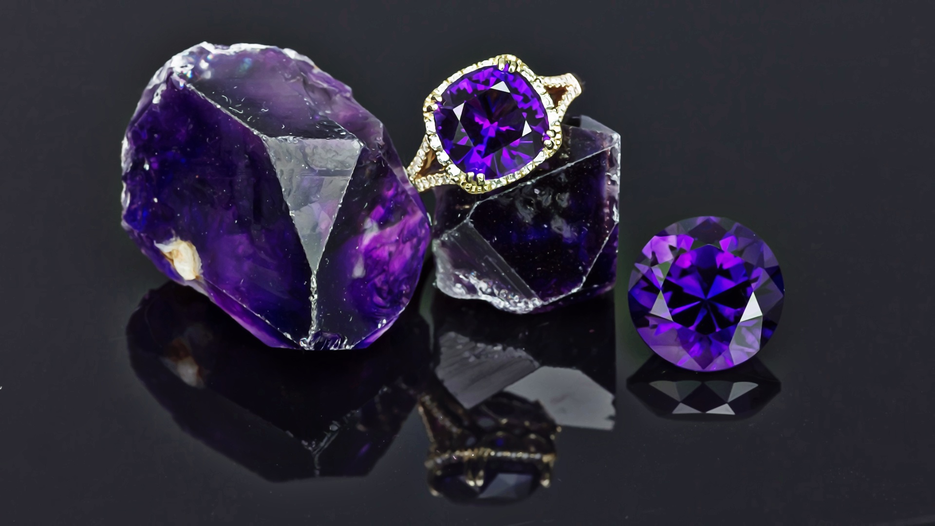 Ювелирные камни аметист свойства. Маджорит фиолетовый гранат. Маджорит камень. Рубин турмалин шпинель александрит. Драгоценные камни сапфир аметист.