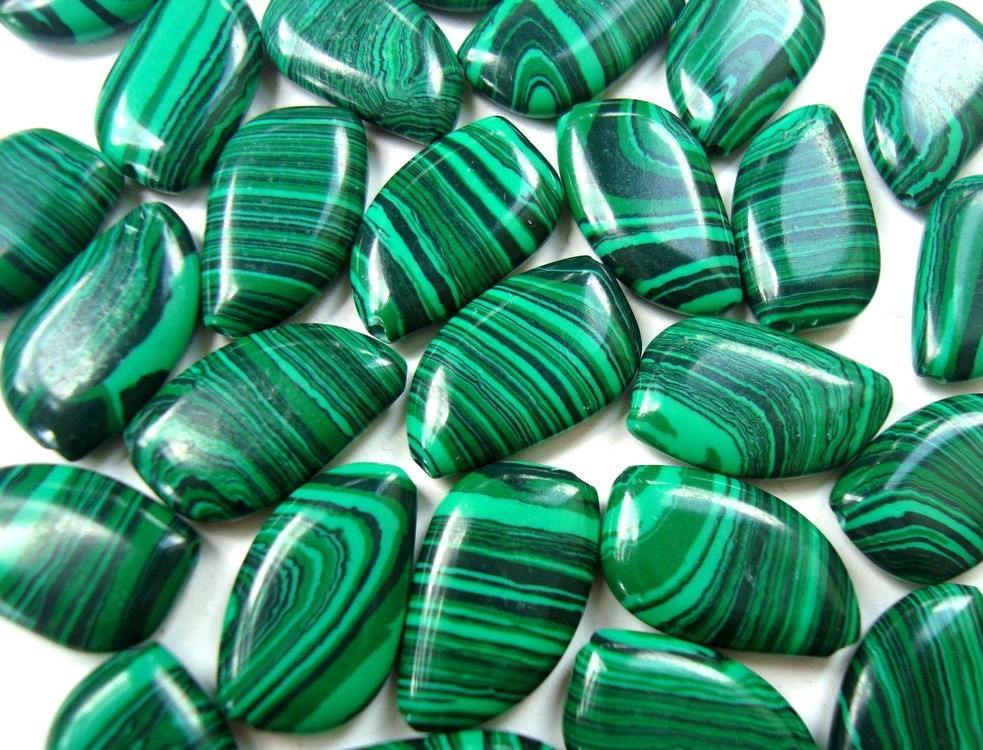 Полудрагоценные камни зеленого цвета непрозрачные фото и названия