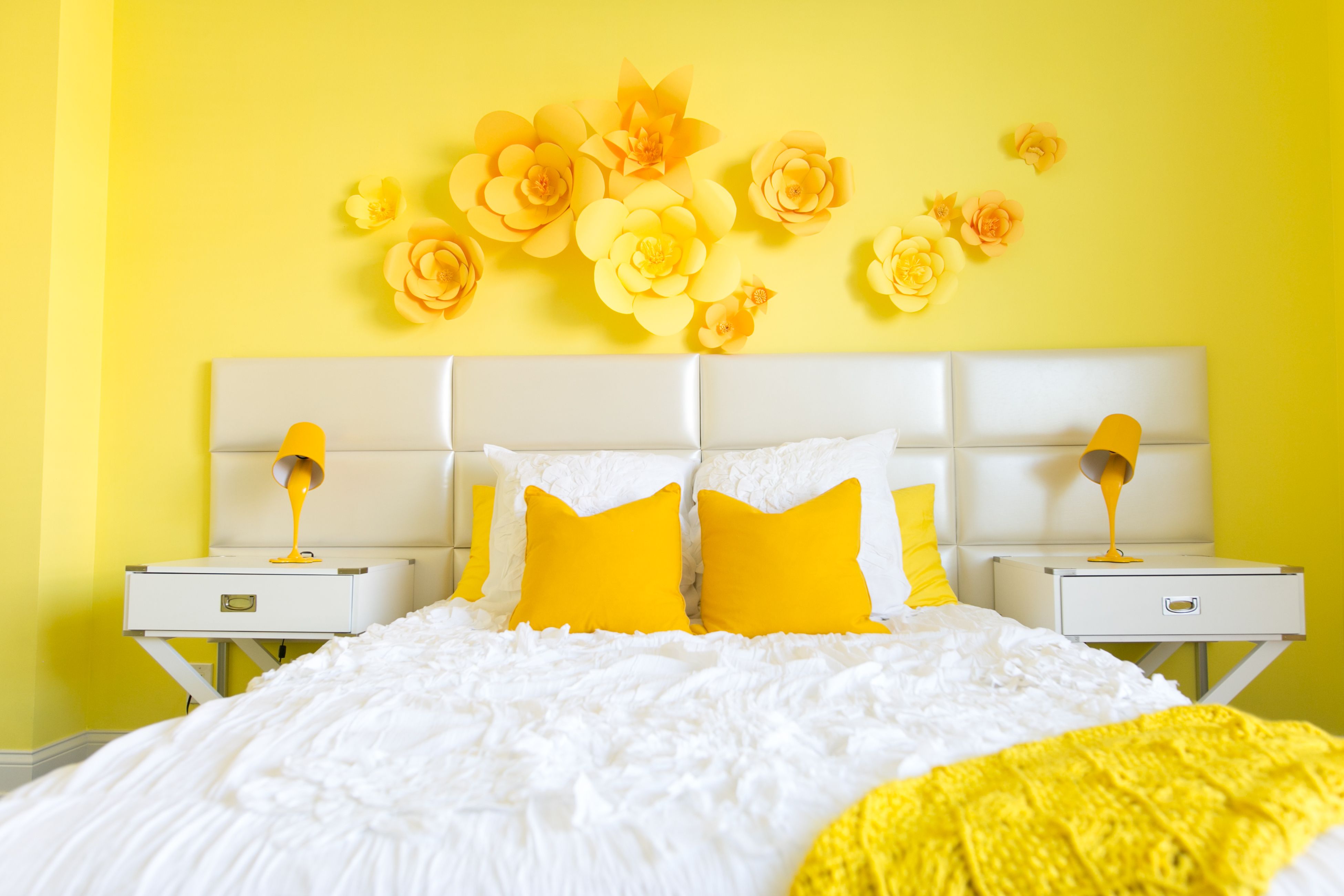 обои лимонного цвета в интерьере спальни