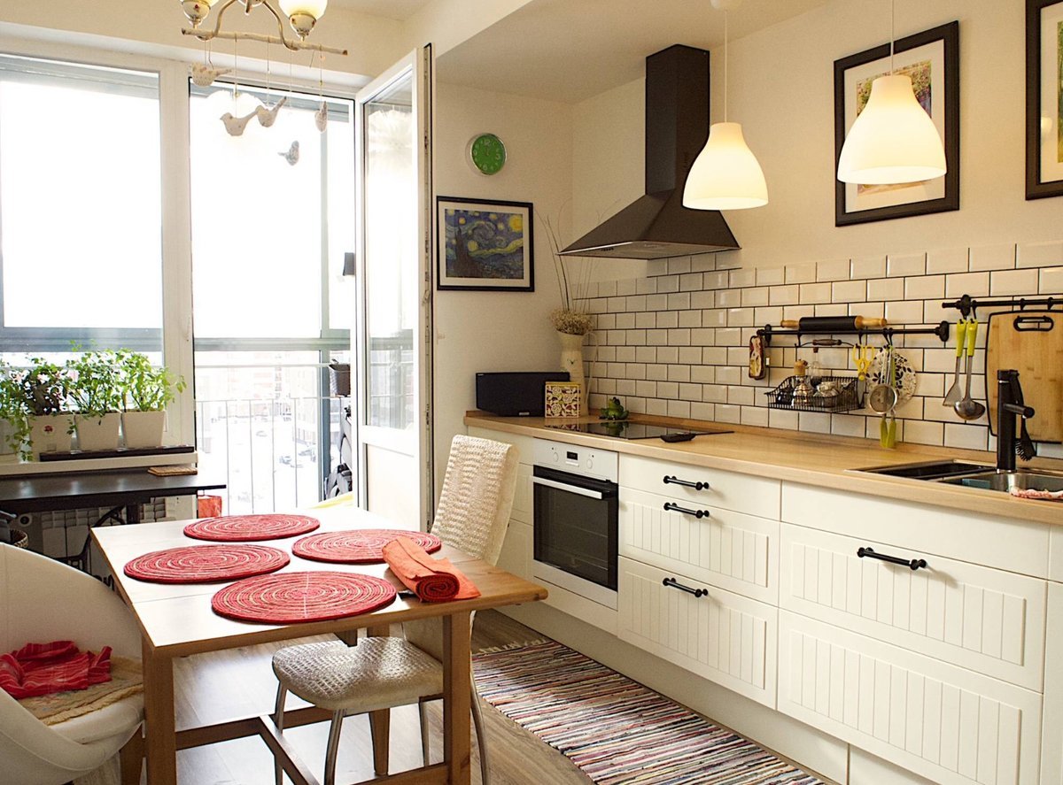 Кухни без навесных шкафов в интерьере в загородном доме с окном фото