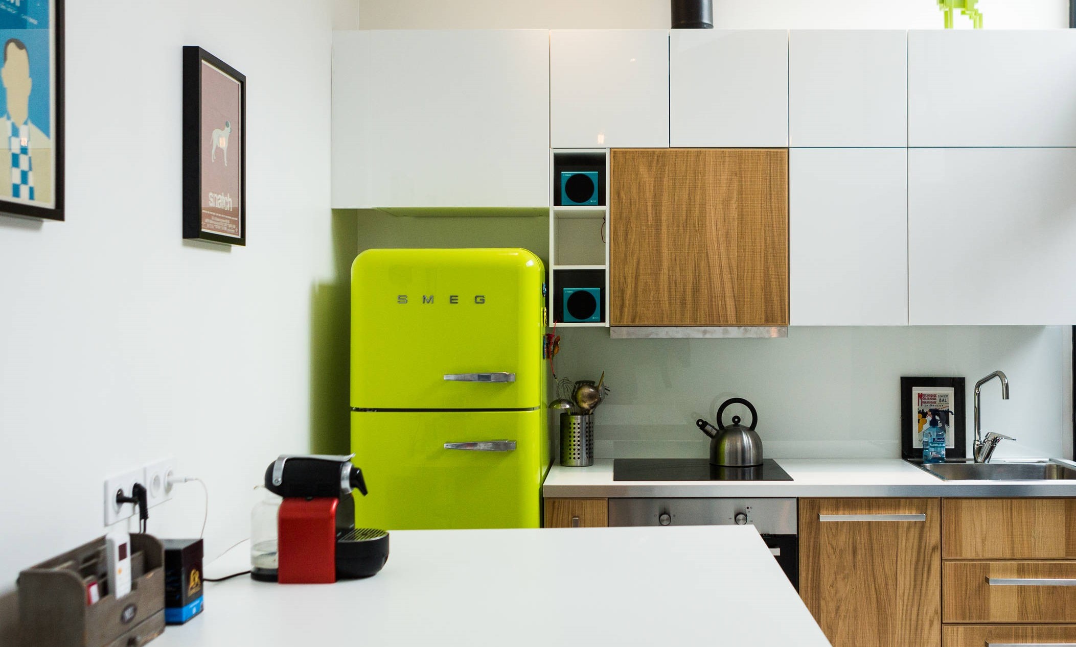 Угловая кухня с холодильником 37 фото варианты дизайна маленьких кухонь с холодильником в углу по диагонали Малогабаритные кухни с холодильником у двери