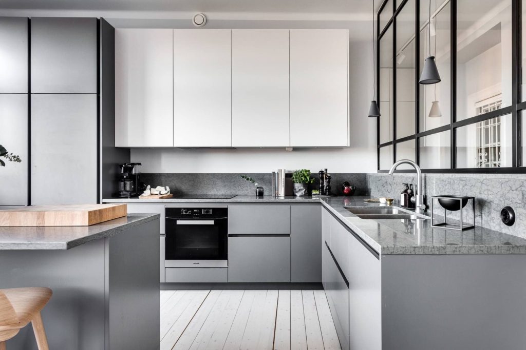 Черно-белые кухни 76 фото кухонный гарнитур с черным низом и белым верхом в дизайне интерьера особенности глянцевой мебели