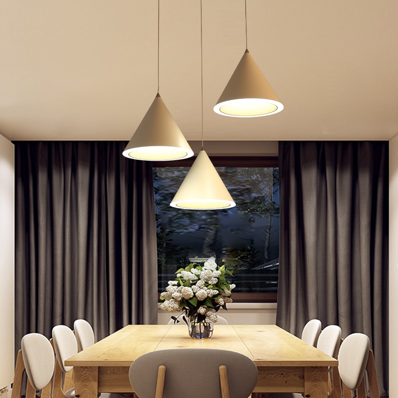 Освещение над кухонным столом 45 фото использование подвесных светильников и люстр ламп и настенных бра для освещения обеденного и рабочего стола на кухне
