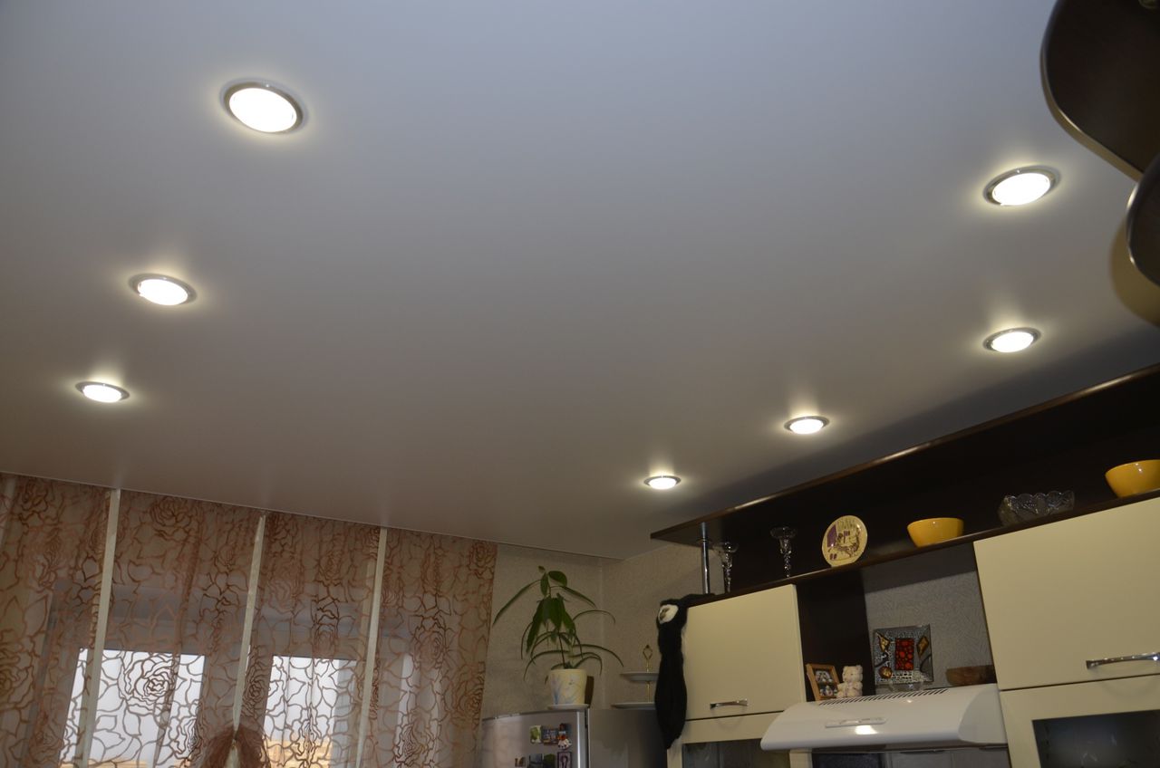 Матовый потолок с точечными светильниками