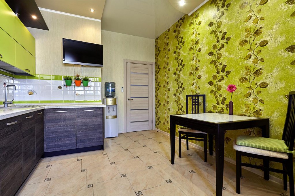 Ремонт на кухне обои. Салатовые стены на кухне. Яркие обои для кухни. Красивый цвет обоев для кухни. Интерьер кухни с комбинированными обоями.