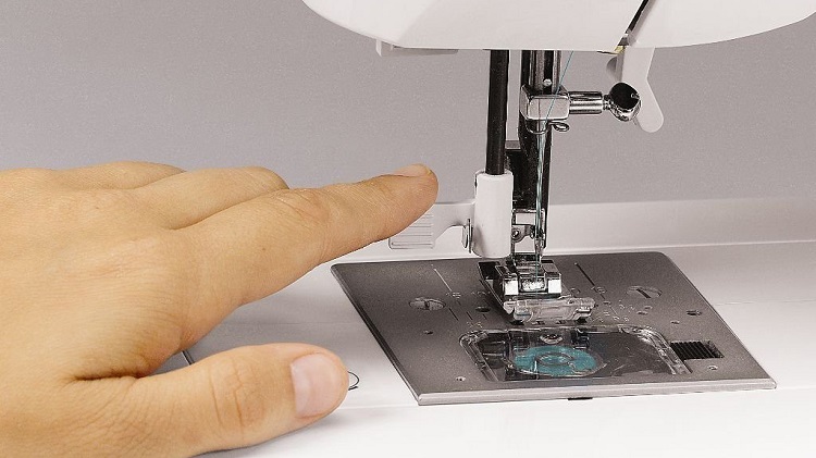 Нитевдеватель для швейных машин: что это такое? Как пользоваться .