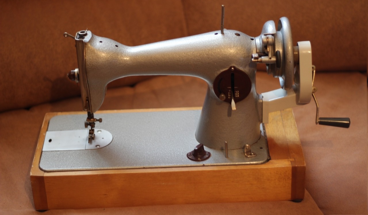 Ручная машинка старинная. Ручная швейная машина. Механическая швейная машинка. Ручная машинка для шитья. Швейная машинка старинная ручная.