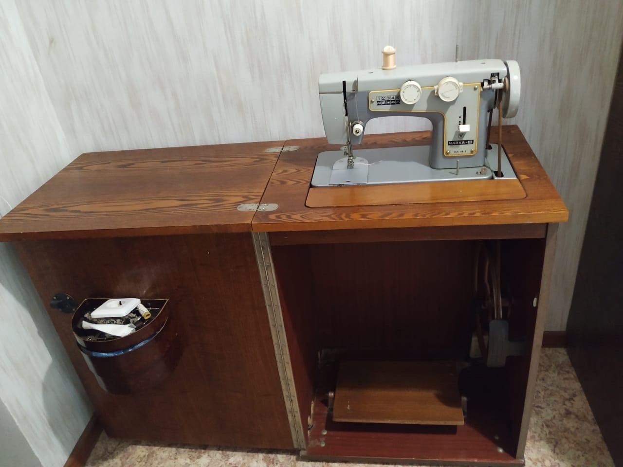 Старая швейная машинка с тумбой