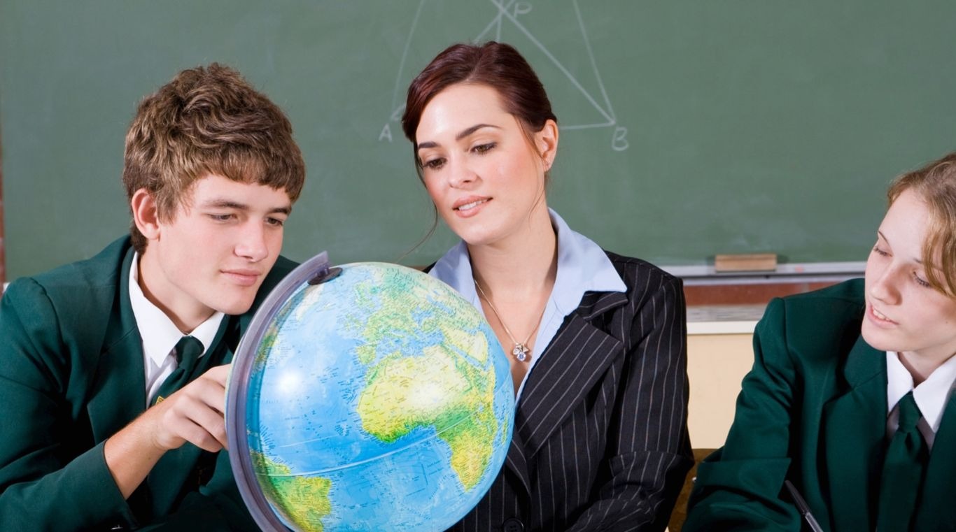 Учитель природоведения планирует. Учительница с глобусом. Учитель и ученик. Глобус для школьника. География в школе.