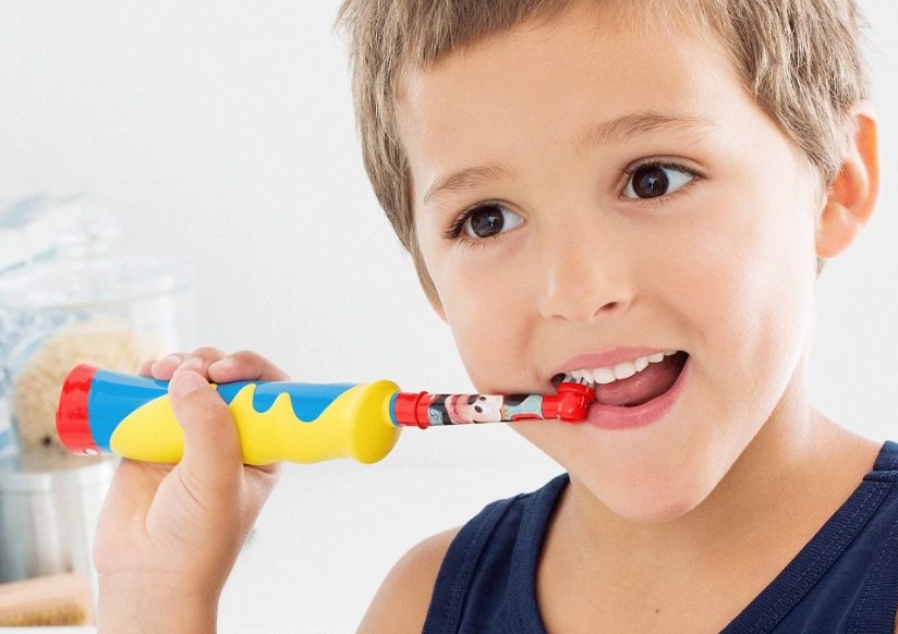 какой зубной щеткой лучше чистить зубы детям