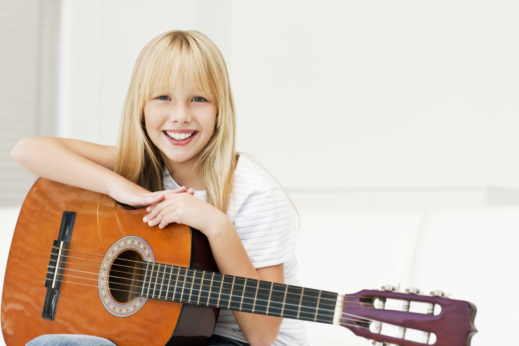 Школа гитара для начинающих. Гитара для детей. Подросток с гитарой. Подросток музыкант. Гитара для подростков.