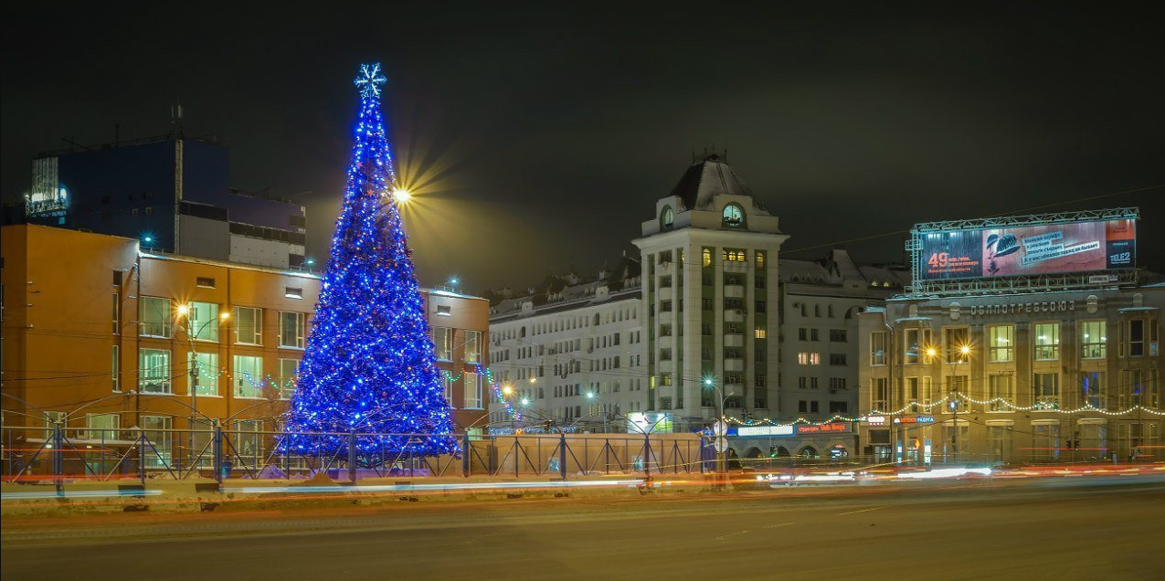 Ель новосибирск. Площадь Ленина Новосибирск зимой. Елка на ул Ленина НСК. Каток на ул Ленина в Новосиб. Новосибирск елка на площади.