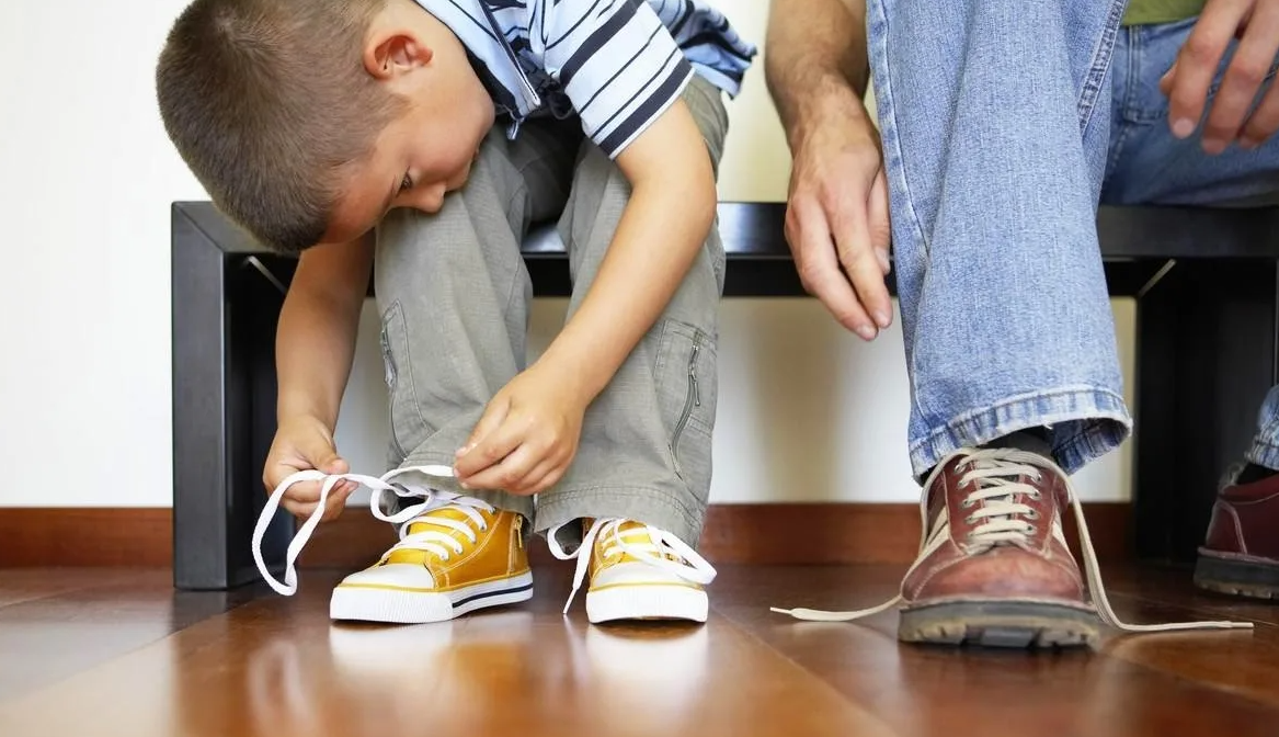 Где завязывают мальчиков. Шнурки для детей. Самостоятельность ребенка. Завязывать шнурки. Ребенок надевает ботинки.