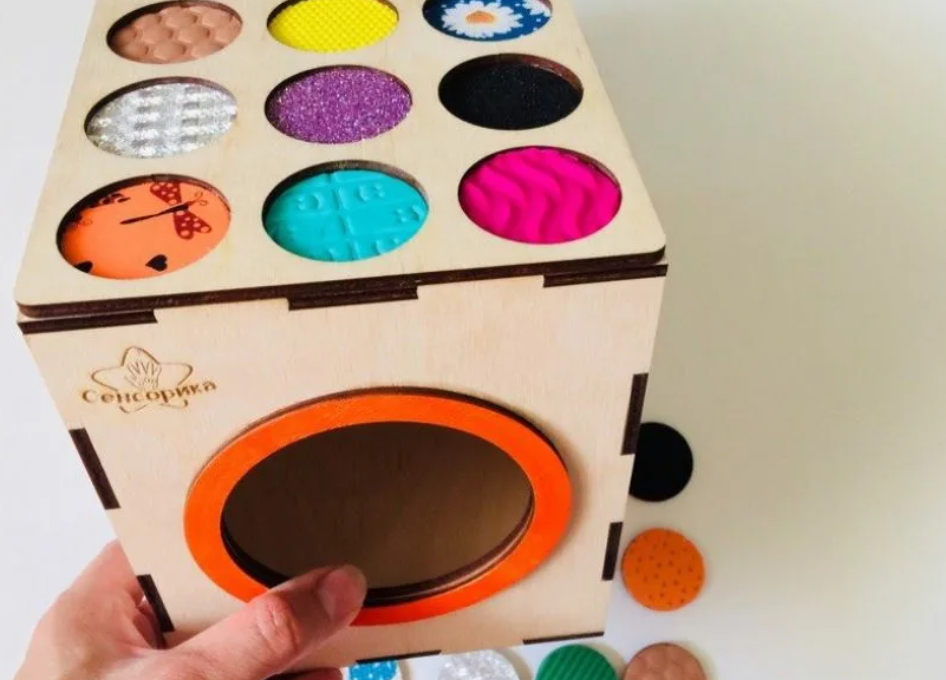 Включи игру коробок. Сенсорный куб Монтессори. Тактильный ящик для детей. Сенсорный ящик для детей. Сенсорные коробки для детей.