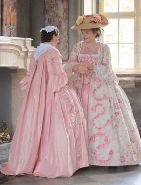 Розовое старинное свадебное платье