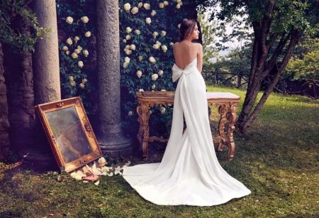 Прямое свадебное платье со шлейфом