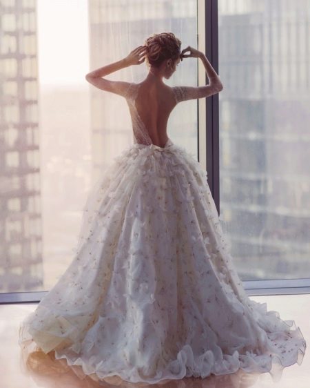 Пышное свадебное платье с открытой спиной