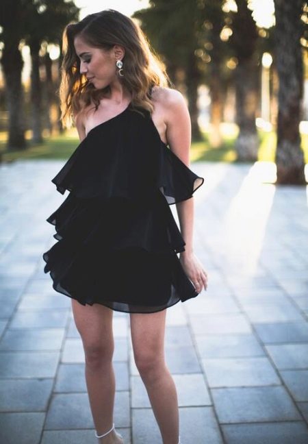 Черное короткое платье с горизонтальными воланами 