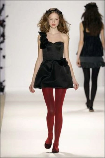 Черная платье с красным туфлями макияж
