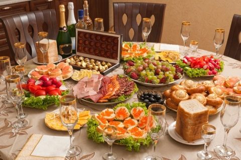Сервировка праздничного стола с едой в домашних условиях (30 фото ...