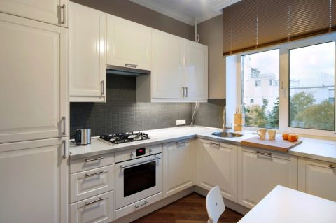 Kutne kuhinje s prozorom: kako pravilno dizajnirati i lijepo dizajnirati?