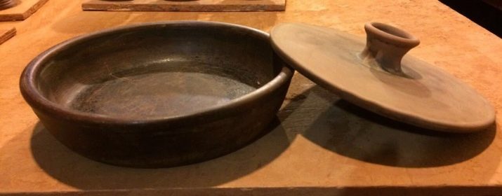 Каким свойством глины пользуется гончар при изготовлении глиняной посуды